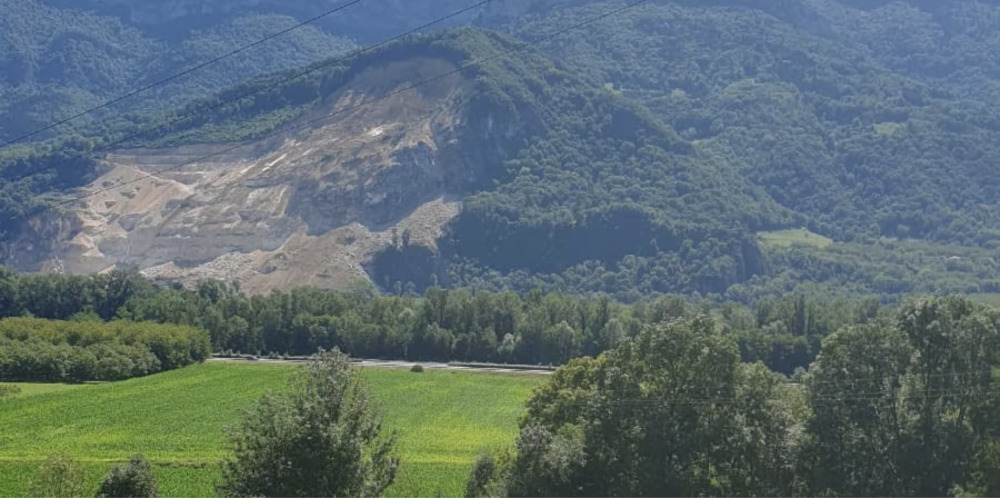 Un effondrement d'un million de m3 de roches s'est produit le 25 juillet 2024 à la Rivière, en Isère.