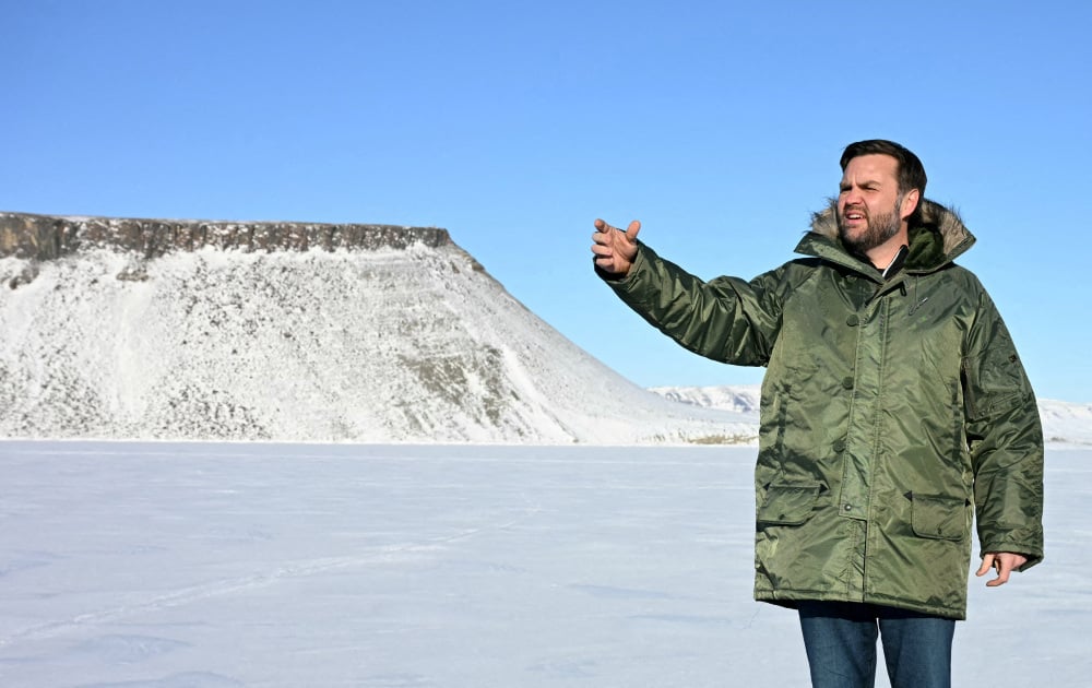 Le vice-président américain JD Vance visite la base spatiale militaire américaine de Pituffik au Groenland, le 28 mars 2025.