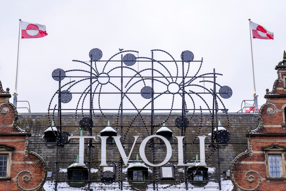 Les drapeaux groenlandais, Erfalasorput, flottent au château Tivoli, à Copenhague, le 8 janvier 2026.