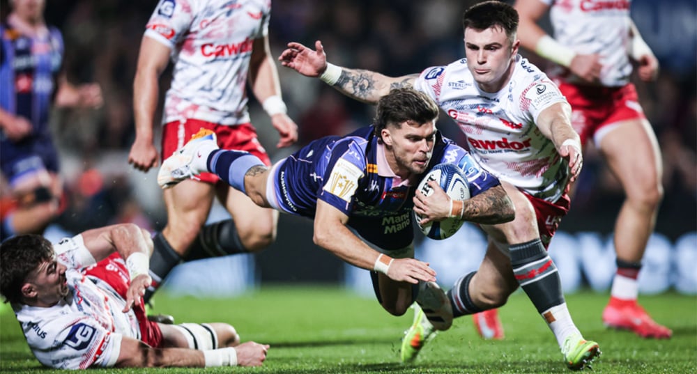 Au stade Chaban-Delmas, à Bordeaux, le 13 décembre 2025, Matthieu Jalibert (Union Bordeaux-Bègles) inscrit le premier essai de son équipe malgré le retour de Max Douglas et Joe Roberts (Scarlets).