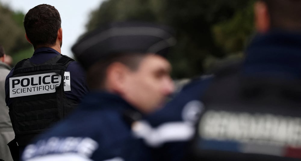Des gendarmes bloquent une rue après un accident de voiture.