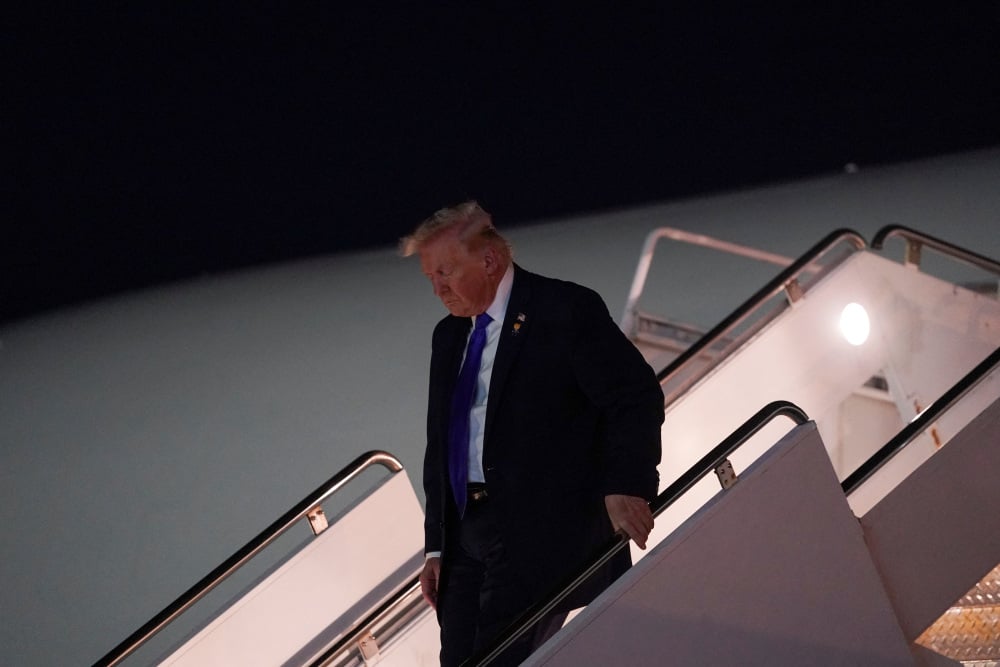 Le président américain Donald Trump descend de l'avion Air Force One, le 9 janvier 2026.