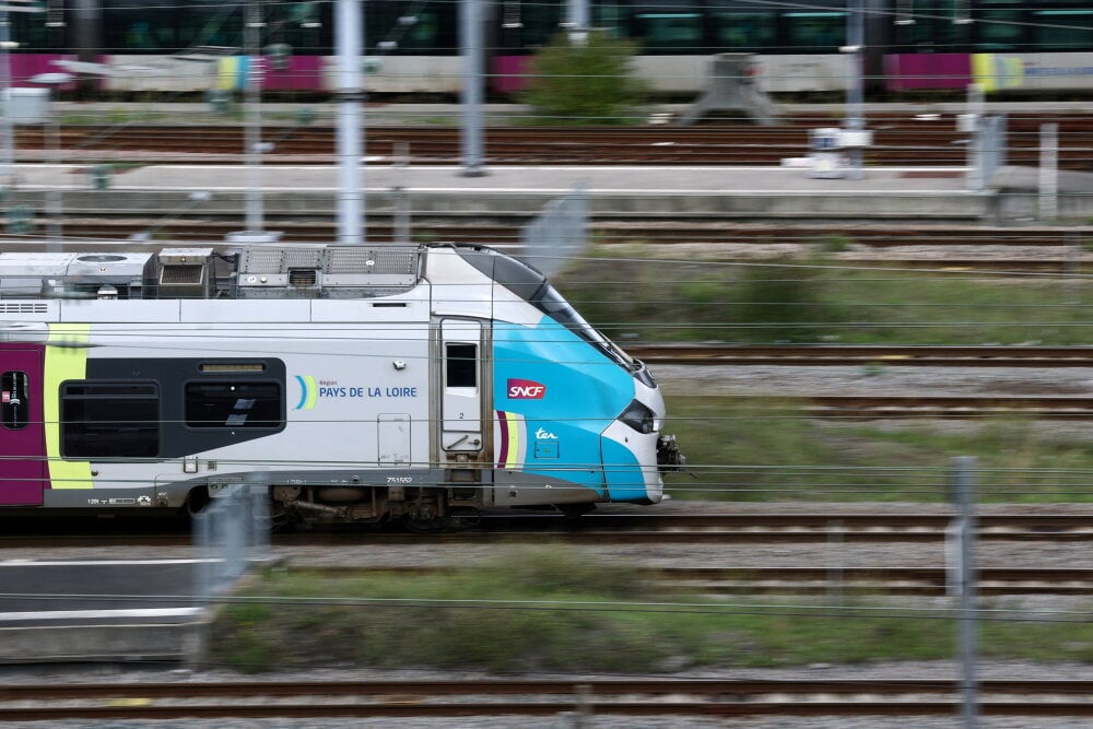 Un train régional SNCF entre en gare de Nantes.
