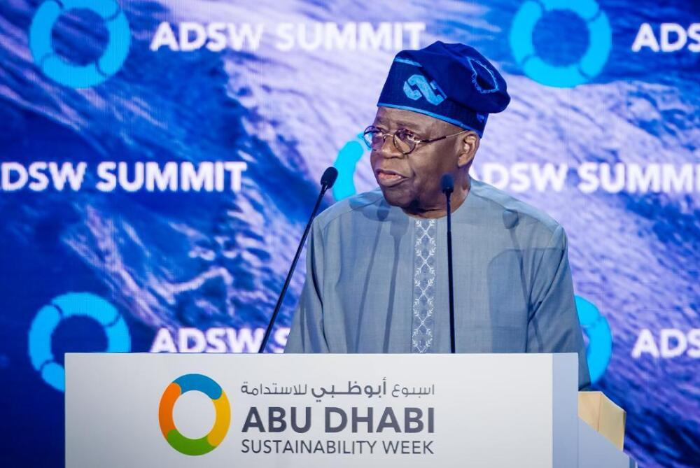Le président nigérian Bola Tinubu lors de la Semaine de la durabilité d’Abu Dhabi 2026, où il a annoncé l’objectif de capitalisation du Fonds national pour le changement climatique.
