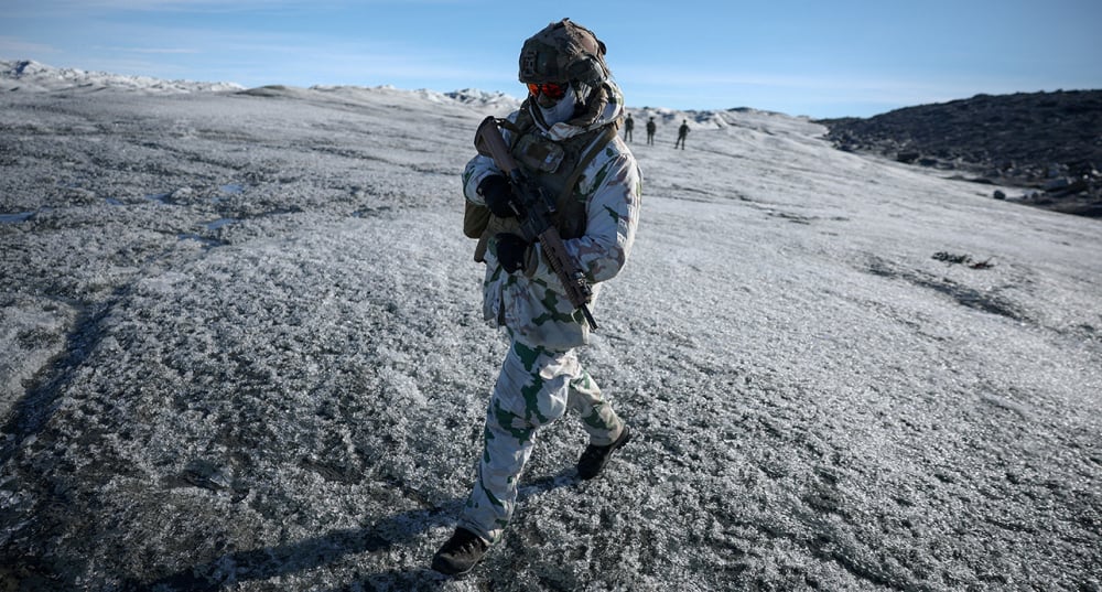 Un membre des forces armées françaises marche sur la glace lors d'un exercice militaire au Groenland.