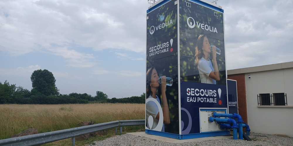 Veolia a développé des stations mobiles d'urgence pour traiter différents types de pollutions : pesticides, métabolites, ou encore PFAS, comme ici à Corbas (Rhône).