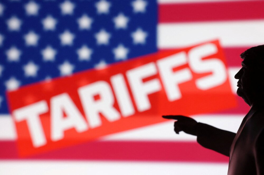 Les droits de douane américains sont payés à 96 % par les importateurs et consommateurs des États-Unis, selon l'Institut Kiel. Les exportateurs étrangers ne réduisent leurs prix que de 0,4 % pour 10 % de taxe, préférant réduire leurs volumes...