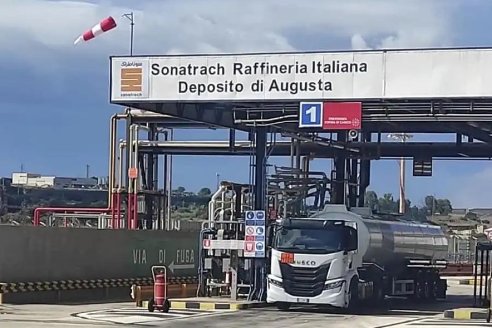 Le carburant E5 a été produit à l’usine Industria Meridionale Alcolici, située dans la province de Trapani, à l’Ouest de la Sicile.