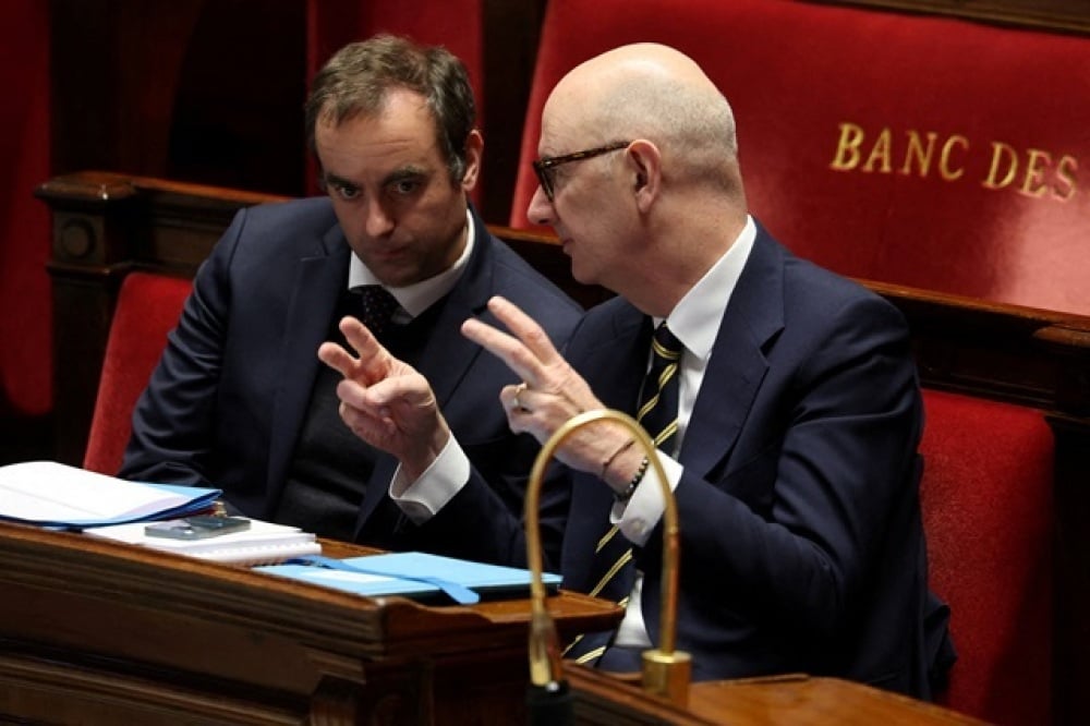 Le Premier ministre Sébastien Lecornu et le ministre de l’Économie Roland Lescure sur les bancs de l’Assemblée nationale.