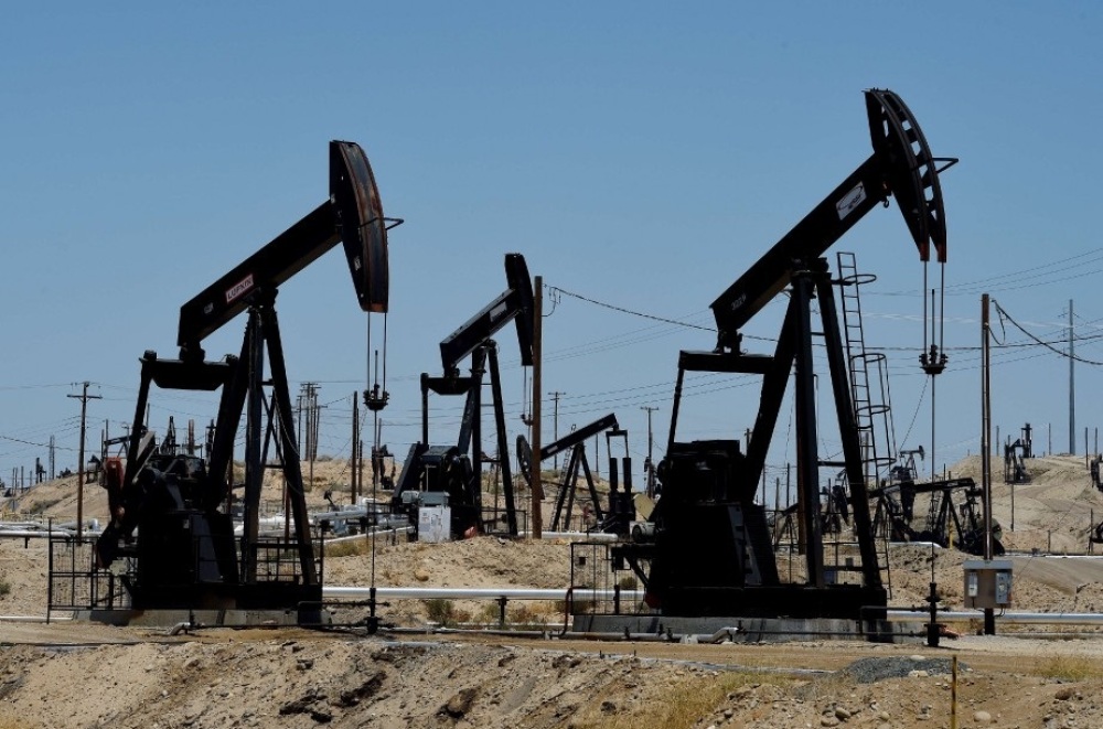 Après avoir culminé à 241 000 barils par jour en 2010, la production pétrolière équato-guinéenne a chuté quasi-continuellement, tombant à 55 000 bpj en 2023.
