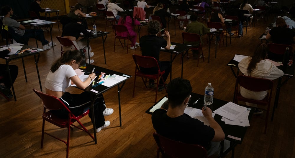 Des élèves du lycée Michel de Montaigne à Mulhouse passent leur épreuve de philosophie, le 16 juin 2025.