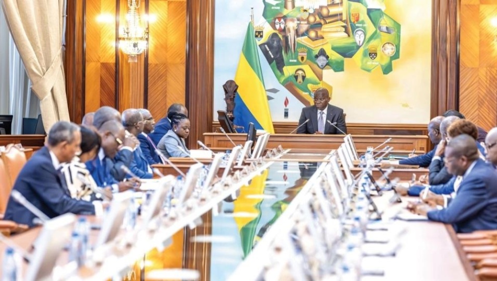 En décembre 2025, Fitch Ratings a abaissé la note souveraine du Gabon à CCC, évoquant entre autres de fortes tensions sur la trésorerie de l’État et un accès de plus en plus contraint aux marchés.