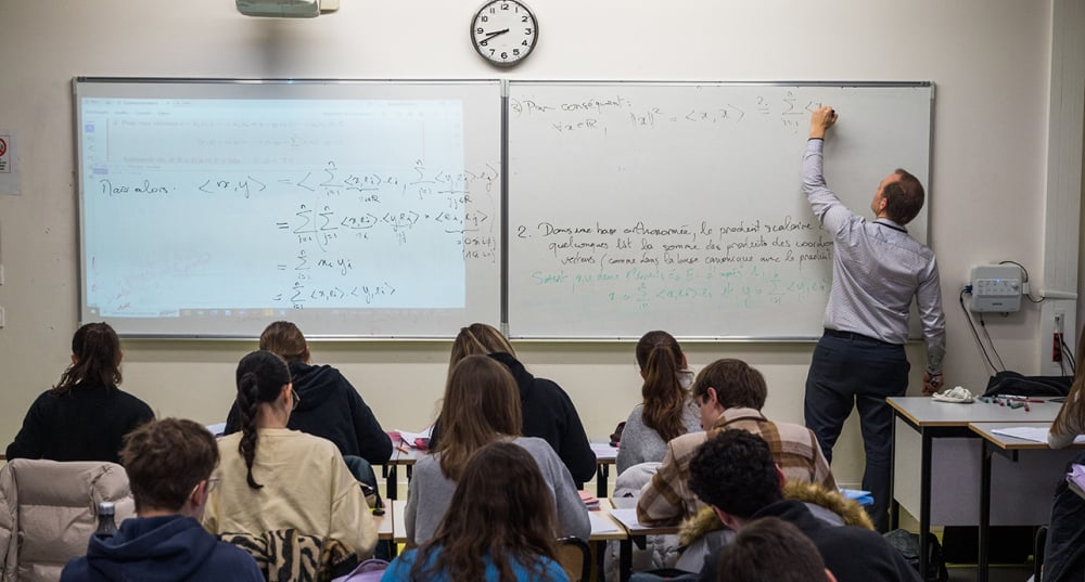 Étudiants en cours de mathématiques dans la classe préparatoire aux grandes écoles du lycée Champollion de Grenoble.