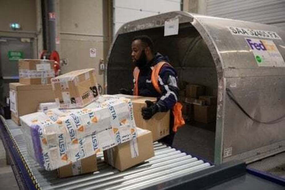 FedEx réduit son maillage français de 103 à 86 sites, supprimant 500 postes. Le groupe sanctuarise son hub de Roissy-CDG pour pivoter vers l'international et optimiser ses flux routiers.