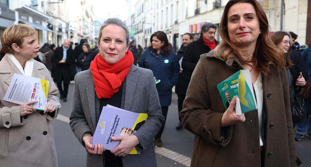 Clémentine Autain, Lucie Castets et Marine Tondelier, distribuent des tracts dans le cadre de la campagne de soutien à la candidate locale aux prochaines élections municipales à Tours, le 24 janvier 2026.