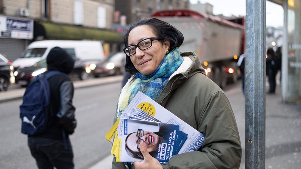 La candidate LR candidate Kristell Niasme distribue des flyers à Villeneuve Saint-Georges.