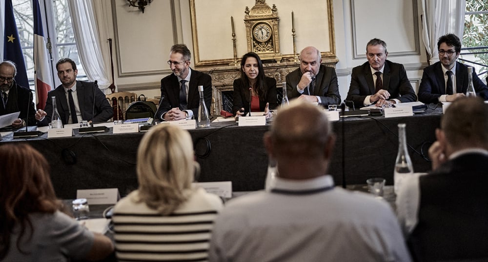 Réunion de travail entre la ministre des Outre-mer, Naïma Moutchou, et les délégations de Nouvelle-Calédonie, au ministère des Outre-mer, le 17 janvier 2026.