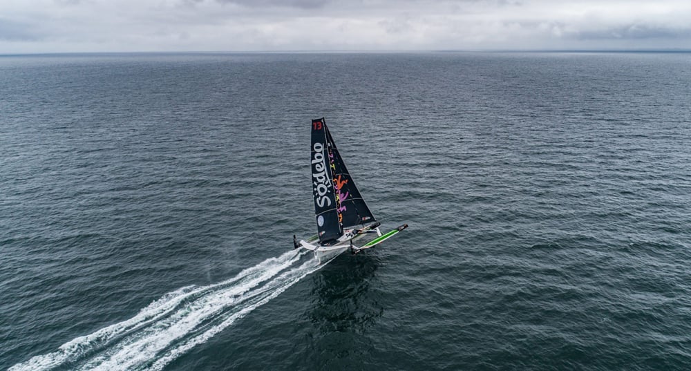 Thomas Coville et son équipage battent le record absolu autour du monde ce dimanche 25 janvier 2026 en 40 jours 10 heures 45 minutes, soit 12 heures de mieux que le précédent record du Trophée Jules-Verne.
