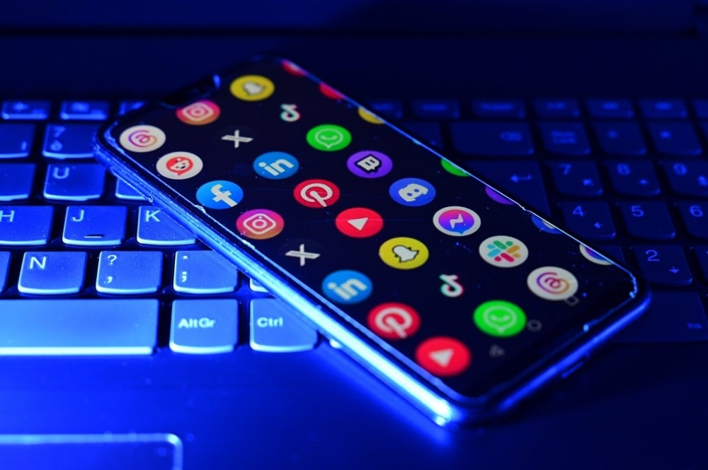 À Los Angeles, un jury doit dire si TikTok, Instagram et YouTube ont conçu leurs plateformes de façon à rendre les mineurs dépendants, une procédure test susceptible de peser lourdement sur l'avenir économique des géants du numérique.