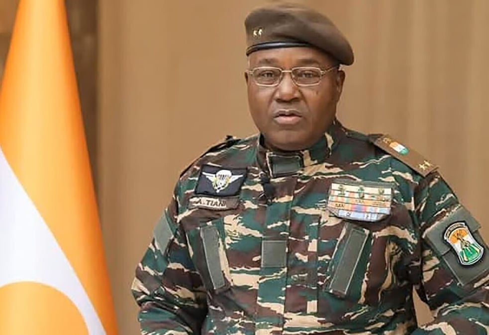 Abdourahamane Tiani, chef du régime militaire nigérien : la dernière mine d’uranium active du pays, la Somaïr, a été nationalisée en juin 2025.