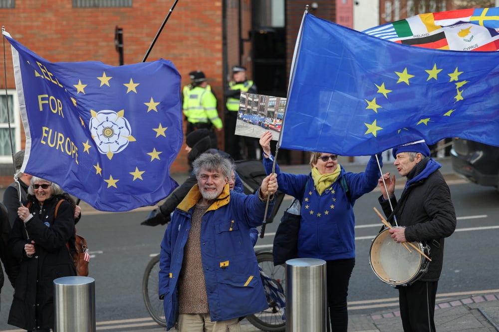 Des militants anti-Brexit protestant contre le parti Reform de Nigel Farage à Birmingham.