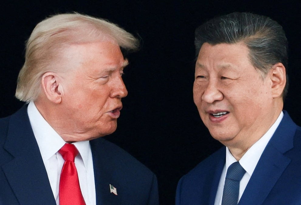 Le président américain Donald Trump et le président chinois Xi Jinping discutent alors qu'ils quittent l'aéroport international de Gimhae après une réunion bilatérale, en marge du sommet de la Coopération économique Asie-Pacifique (APEC), à Busan, en...