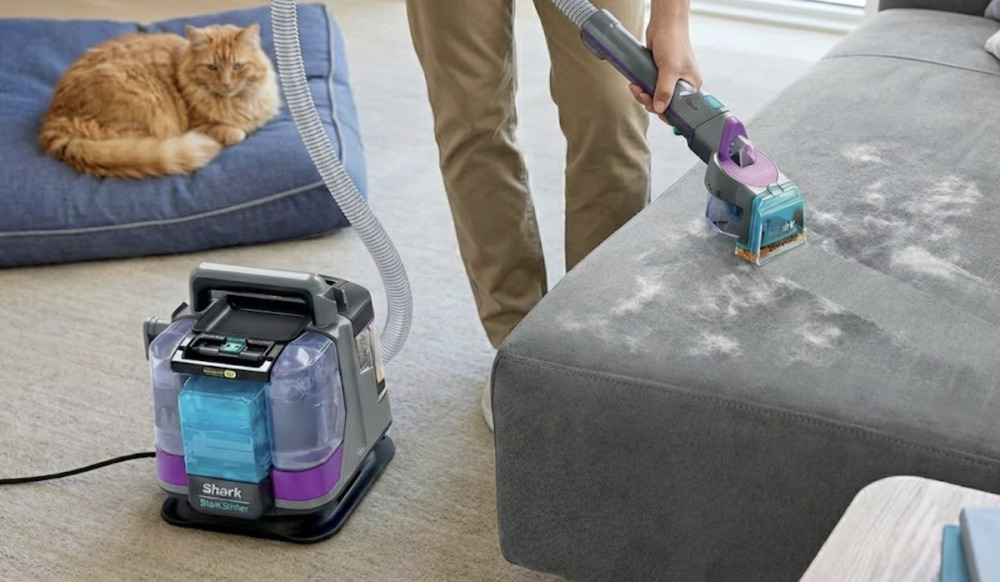 Compacte et puissante, la shampouineuse Shark s’utilise sur canapés, tapis et moquettes