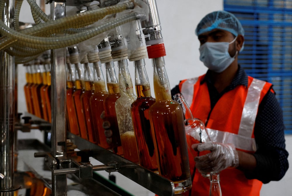 Le marché indien des boissons alcoolisées est dominé par le whisky, produit par de nombreuses distilleries locales comme dans celle d'Indri au nord du pays.