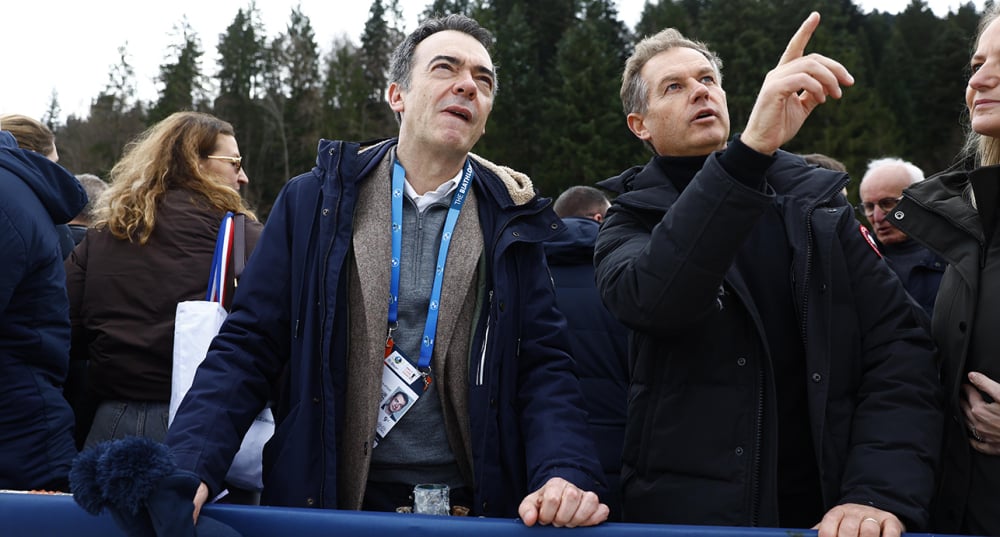 Cyril Linette et Edgar Grospiron assistent au Biathlon à l'occasion de la coupe du monde 2025.