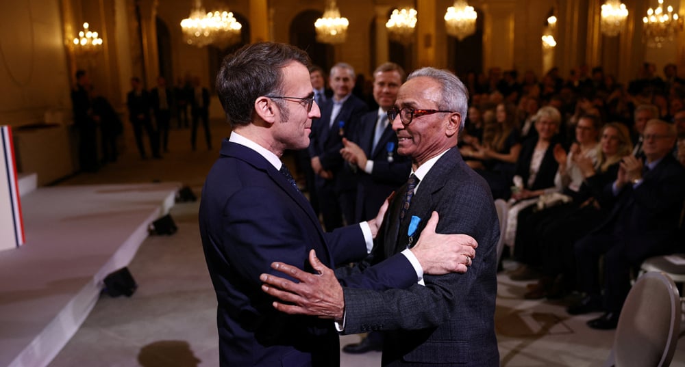 Emmanuel Macron décore Ali Akbar, le dernier vendeur de journaux à la criée parisien, de l’ordre du Mérite, mercredi 28 janvier 2026.