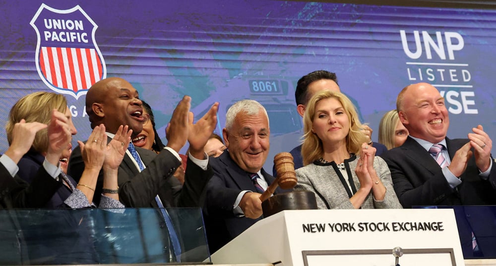 Jim Vena, PDG d'Union Pacific Railroad, clôt la journée de négociation après avoir sonné la cloche de clôture à la Bourse de New York (NYSE).