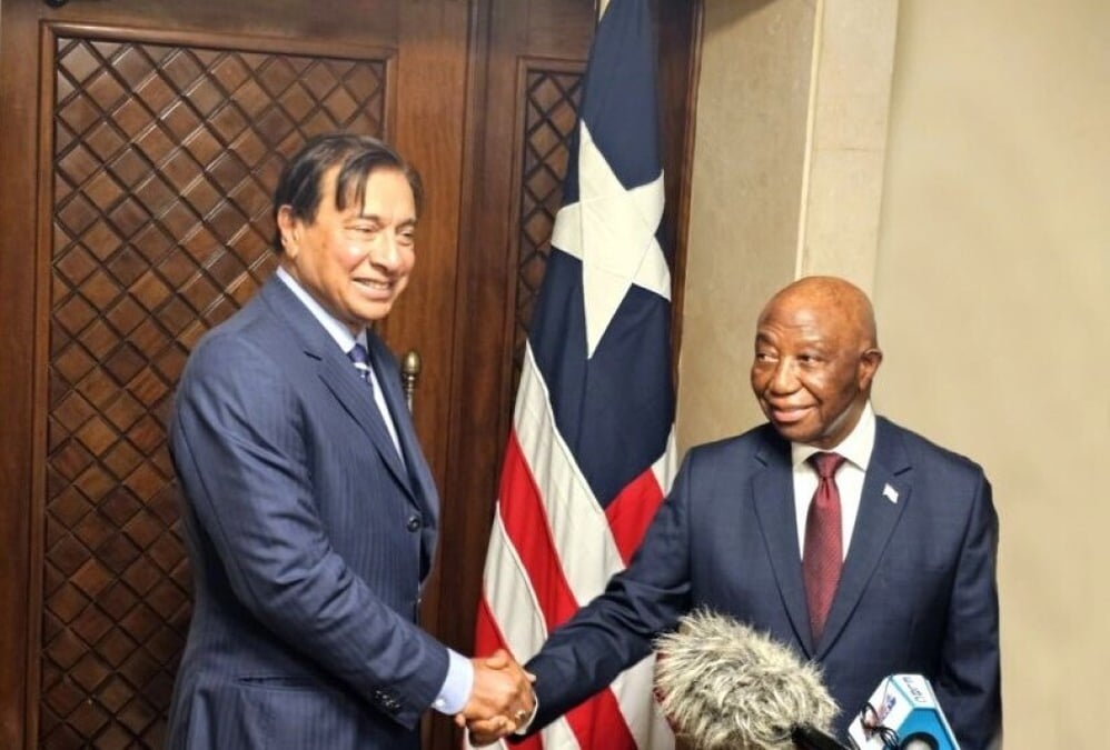 8 avril 2024 – Le président libérien Joseph Boakai (à droite) rencontre pour la première fois après son investiture Lakshmi Mittal (à gauche), président exécutif d’ArcelorMittal, au palais présidentiel.