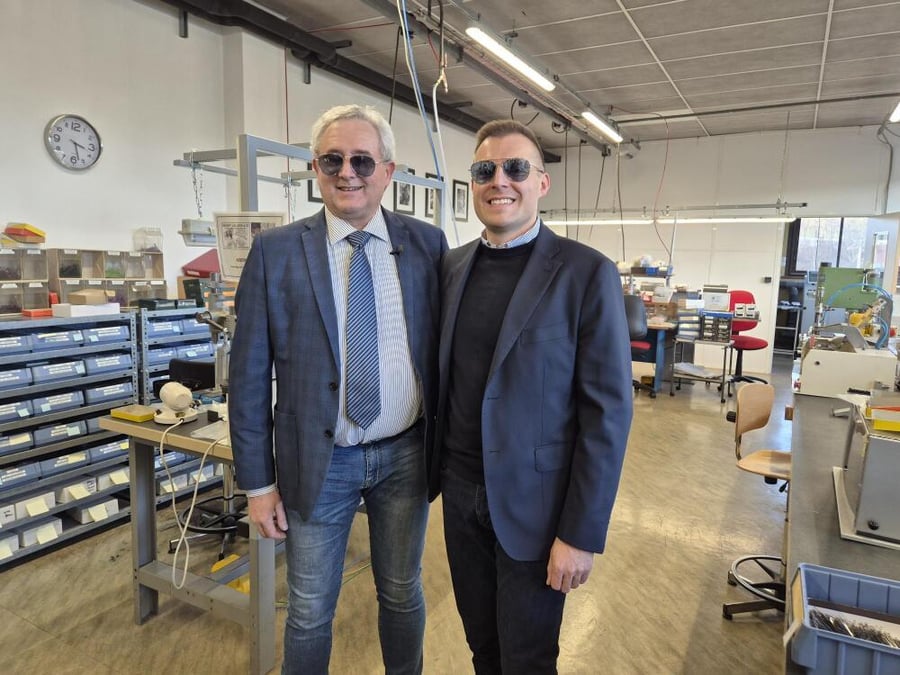 De gauche à droite : Luca Marcuzzo, responsable de la production chez Henry Jullien et Stefano Fulchir, PDG d’iVision Tech, dans l’atelier Henry Jullien à Lons-le-Saunier (Jura)