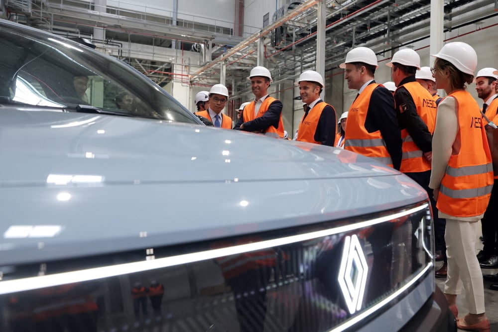 Le président français Emmanuel Macron visite l'usine de production de batteries Envision AESC à Douai, en France, le 3 juin 2025.