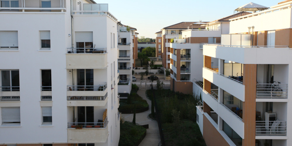 La Fondation alerte sur un mal-logement " invisible " : les individus logés chez un tiers. Elle en recense entre 590 000 et 5,5 millions.