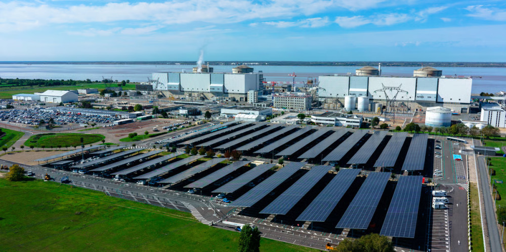 Au bord de l'estuaire de la Gironde, EDF fait cohabiter nucléaire et solaire.