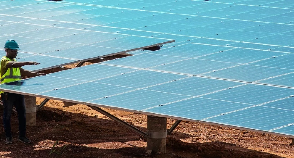L’Afrique du Sud (1,6 GW), le Nigeria (803 MW), l’Égypte (500 MW) et l’Algérie (400 MW) ont concentré plus de 70 % des ajouts de capacités solaires en Afrique, en 2025.