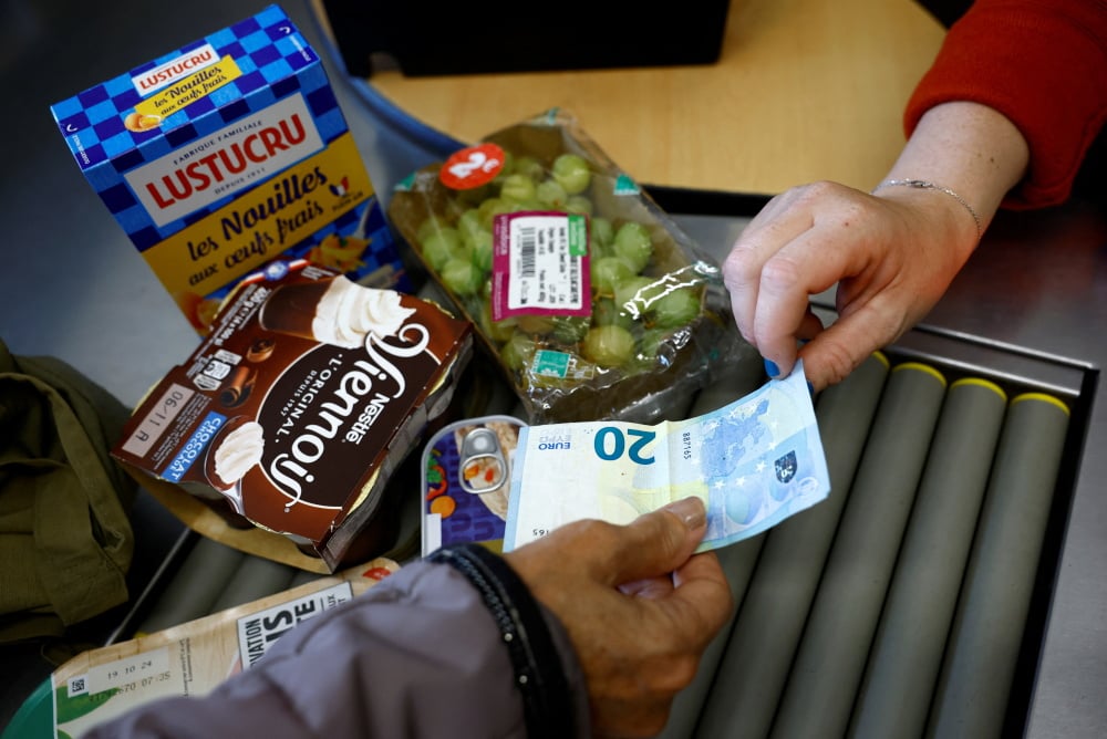 Le reflux des prix s'accélère en Europe début 2026. Entre chômage record à Londres et consommation en berne à Paris, les banques centrales n'ont plus le droit à l'erreur.