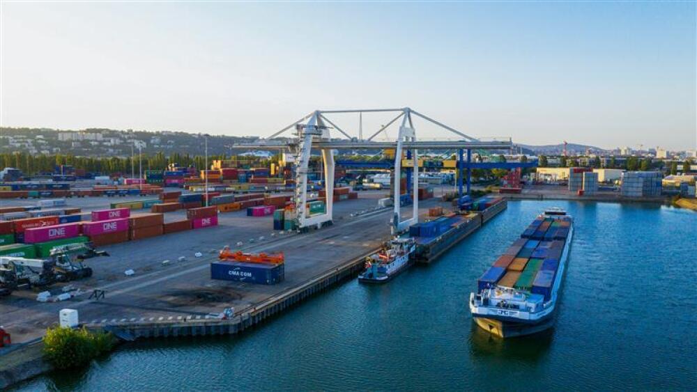 Arrivé à la tête du port Edouard Herriot, CMA CGM investit pour doper les volumes transportés par barges.