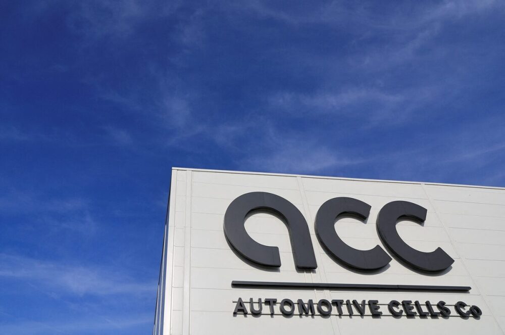 La coentreprise de Stellantis, Mercedes et TotalEnergies construit des batteries pour voitures électriques.