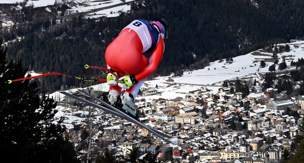 Le Suisse Franjo von Allmen pendant l'épreuve de descente masculine.