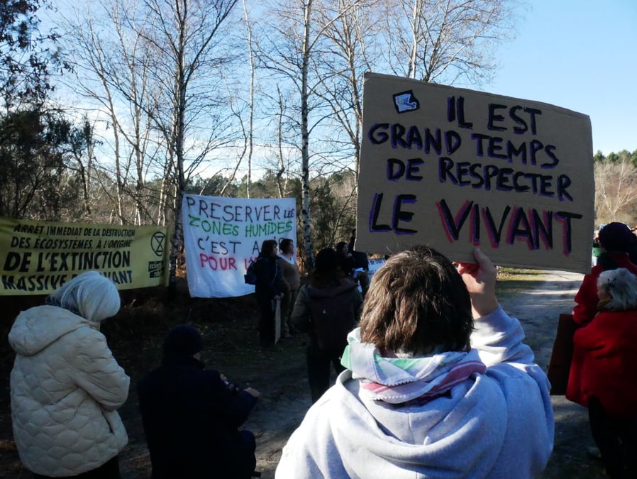 Dimanche 8 février, 70 personnes ont manifesté à Laruscade, dans le nord de la Gironde, contre une futur usine de dirigeables.