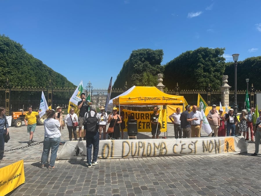La manifestation de la Confédération paysanne contre la loi Duplomb, à Paris, le 30 juin 2025.