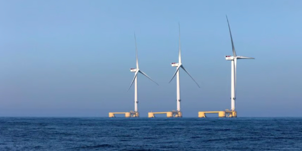 Les premiers parcs commerciaux d'éolien flottant en Méditerranée, de 250 MW chacun et attribués à Ocean Winds et EDF Renouvelables fin 2024, se déploieront à plus de 25 km des côtes.