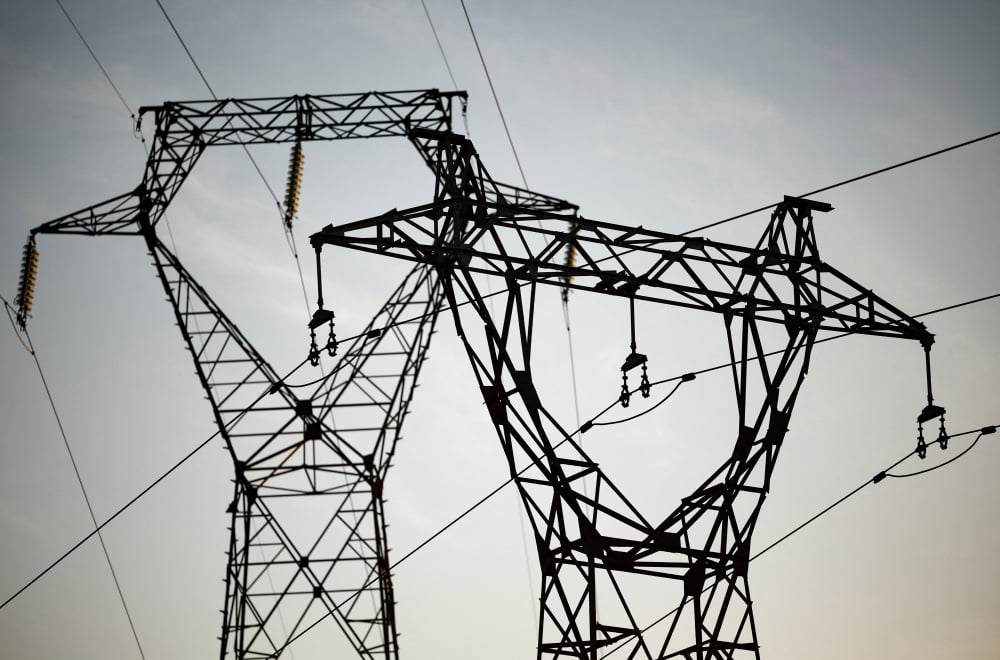 Des pylônes de lignes électriques à haute tension à Vertou, près de Nantes, en France.