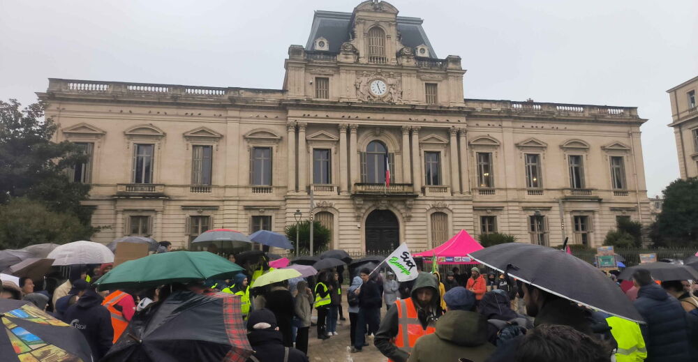 Le 10 février 2026, les salariés de la filière des énergies renouvelables ont manifesté devant la préfecture de Montpellier pour défendre leurs emplois.