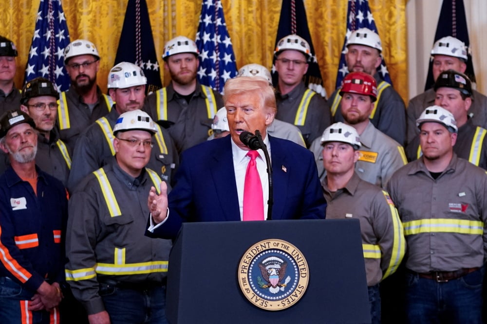 Le président Donald Trump s’adressant à des ouvriers du secteur du charbon, lors de la signature de décrets relatifs à l’énergie, le 8 avril 2025.