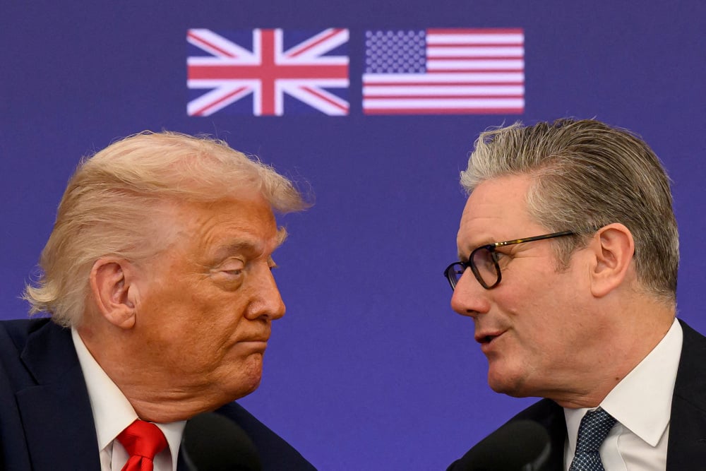 Si Keir Starmer salue une "nouvelle ère" pour la relation spéciale avec Washington, de nombreux experts britanniques critiquent une "perte de souveraineté numérique", le pays devenant extrêmement dépendant des géants de la Silicon Valley (Microsoft,...