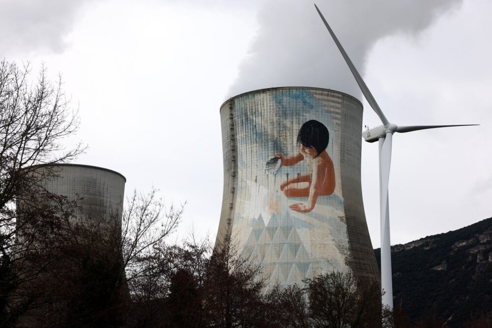 Une éolienne et la centrale nucléaire de Cruas.