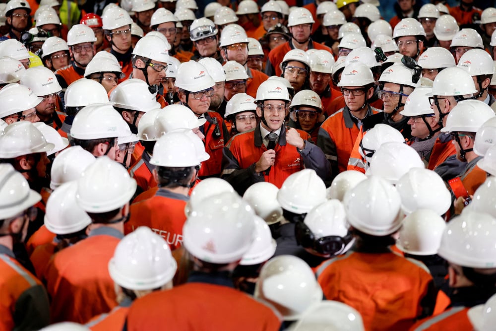 Après un déplacement très médiatisé à ArcelorMittal, sur le site de Dunkerque, pour un investissement dans un futur four électrique, Emmanuel Macron veut à nouveau investir le champ industriel lors d'un déplacement mercredi dans l'Allier.